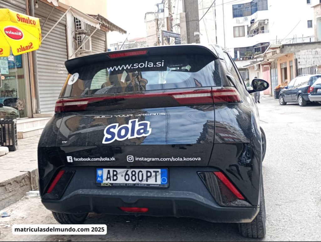 Coche eléctrico BYD moderno con matrícula de Albania y publicidad kosovar – matrículas de coches en los Balcanes