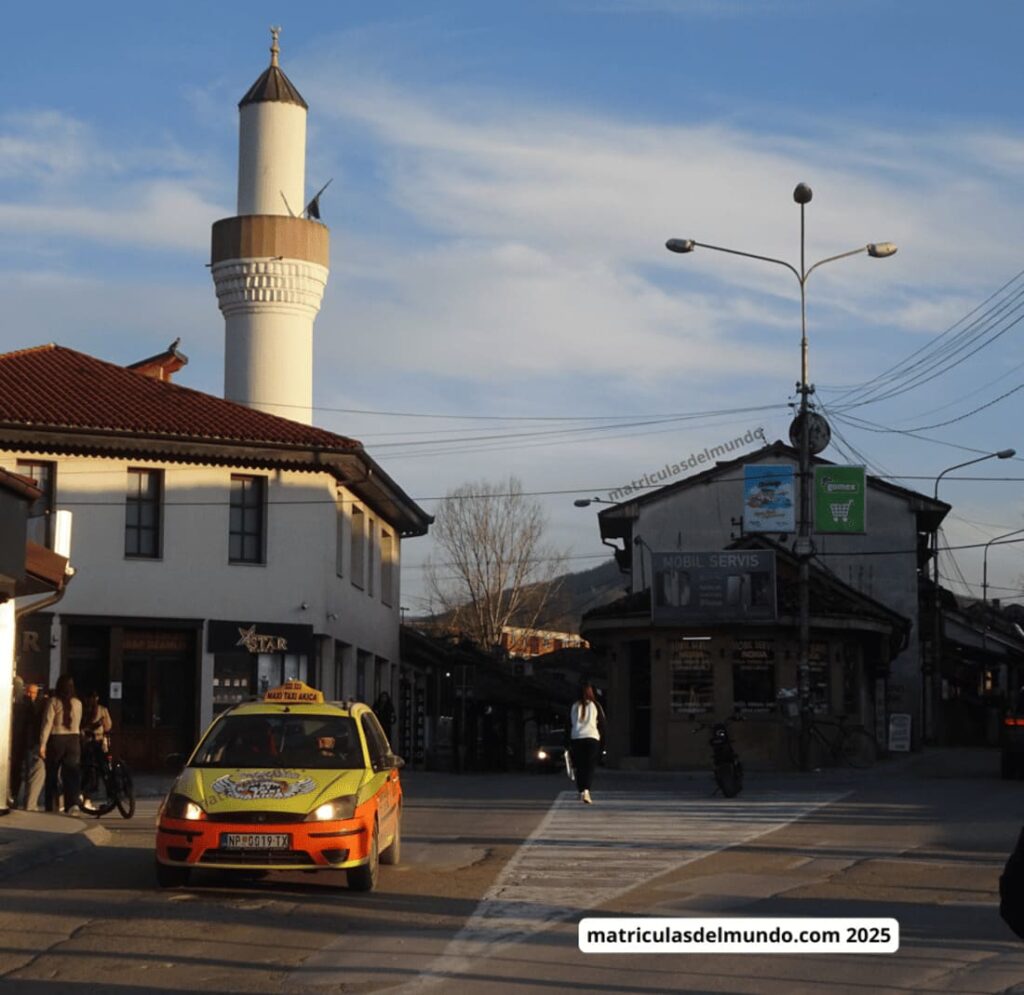Taxi Ford Focus con matrícula NP de Novi Pazar frente a mezquita – matrículas de coches en los Balcanes