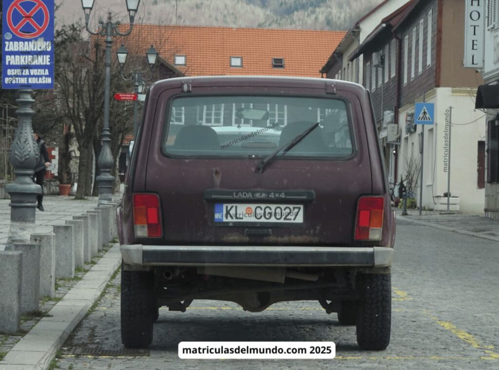 Lada Niva granate con matrícula KL de Kolašin (Montenegro) – matrículas de coches en los Balcanes