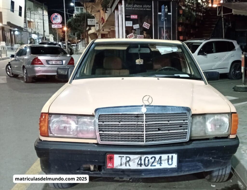 Mercedes-Benz con matrícula roja antigua de Albania – matrículas de coches en los Balcanes