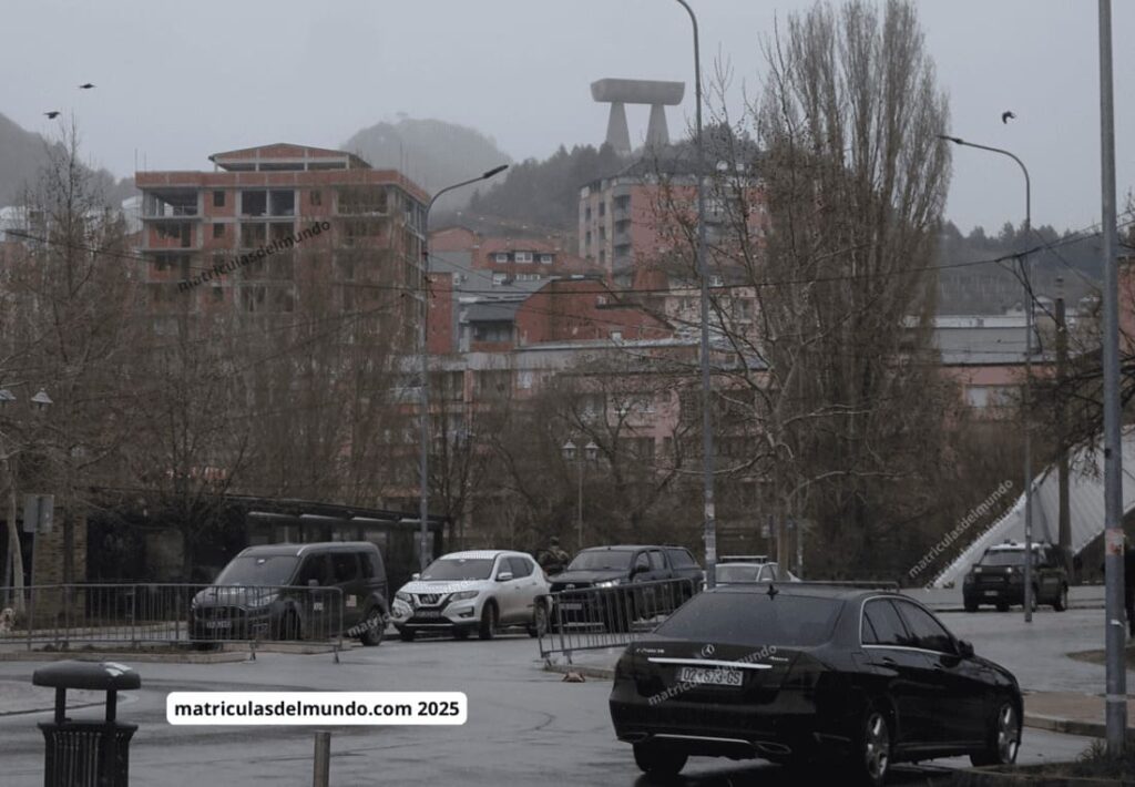 Vista de Mitrovica Norte con puente sobre el río Ibar y coches con matrículas serbias – matrículas de coches en los Balcanes