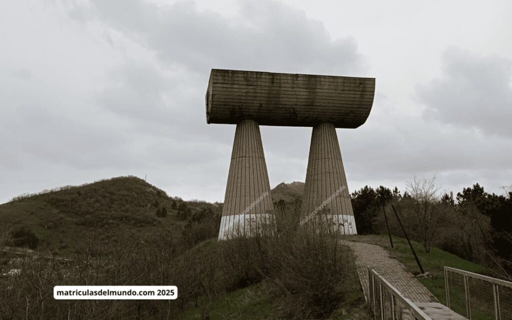 Monumento a los mineros en Kosovska Mitrovica – matrículas de coches en los Balcanes