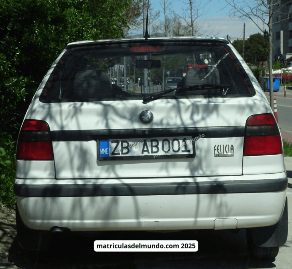 Skoda Felicia blanco con matrícula de Montenegro ZB AB001 estacionado en zona urbana.