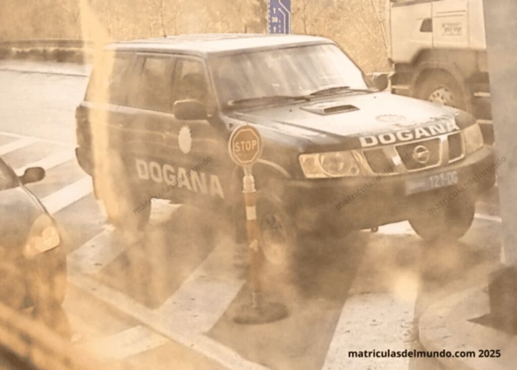 Vehículo oficial Dogana (aduanas) de Kosovo estacionado junto a una señal de STOP en la frontera.