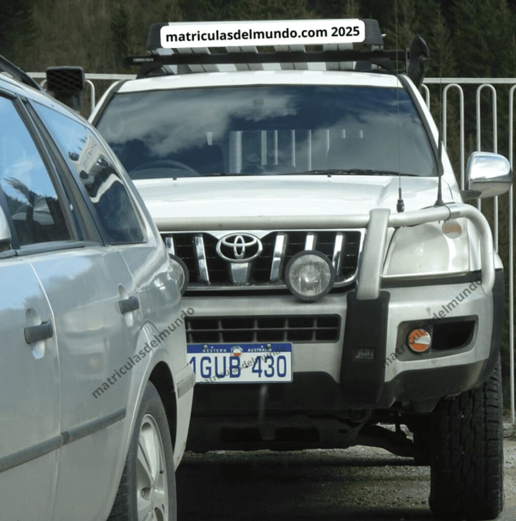 Toyota Land Cruiser con matrícula australiana aparcado en Serbia, junto a otro vehículo.