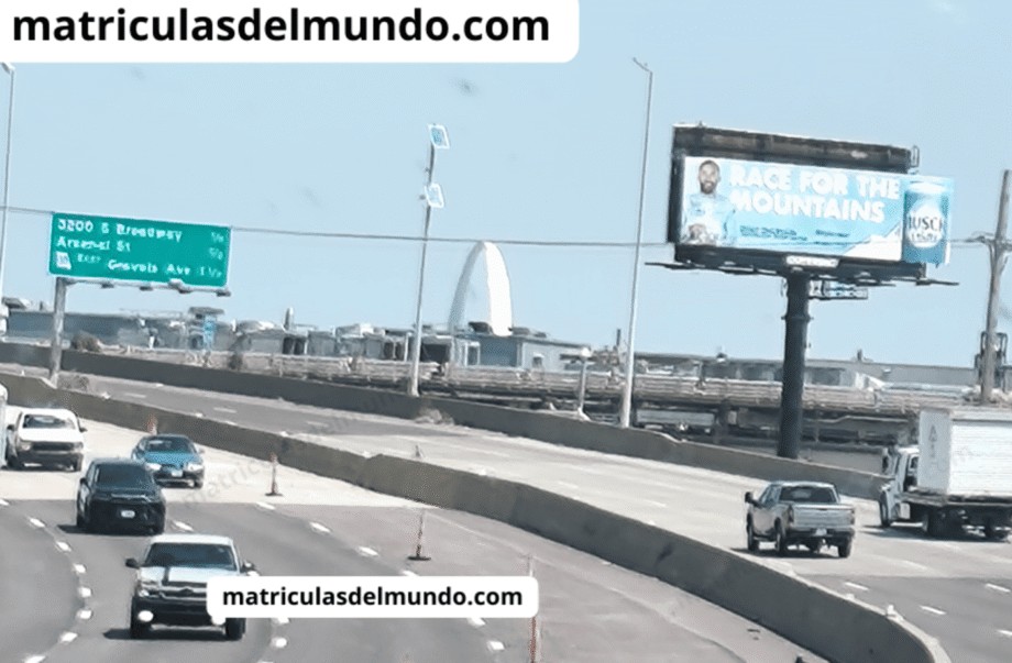 Vista del Arco de San Luis desde la lejanía en Missouri en una carretera interestatal