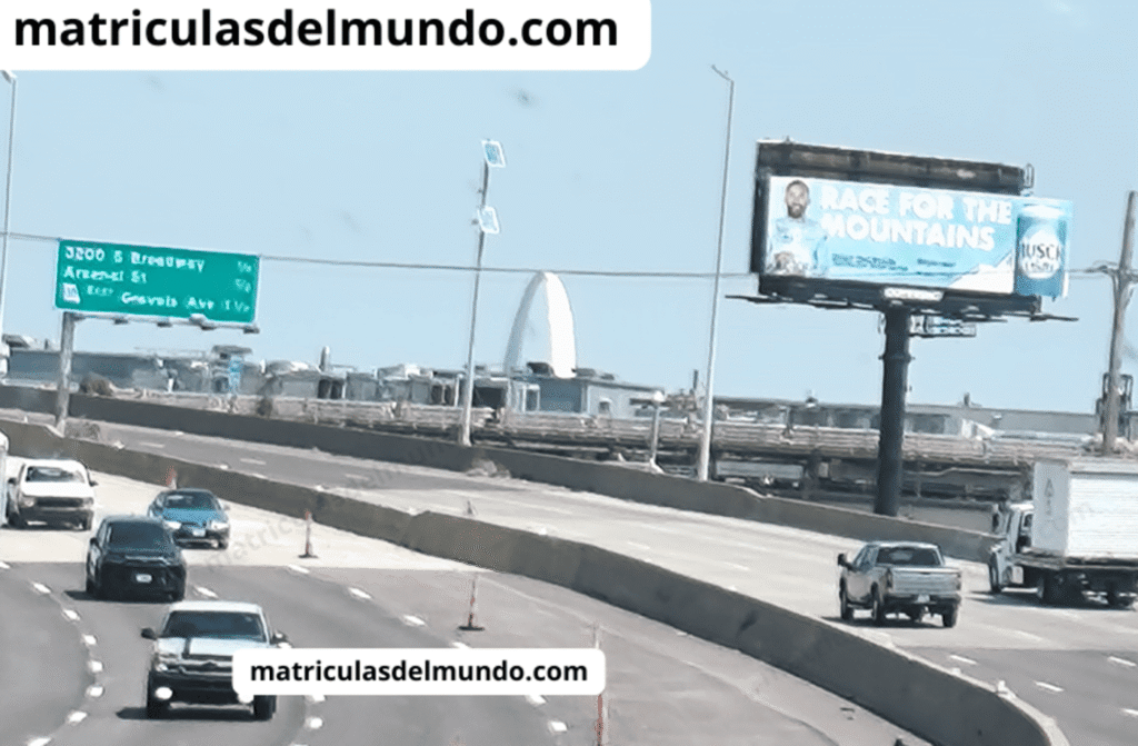 Vista del Arco de San Luis desde la lejanía en Missouri en una carretera interestatal