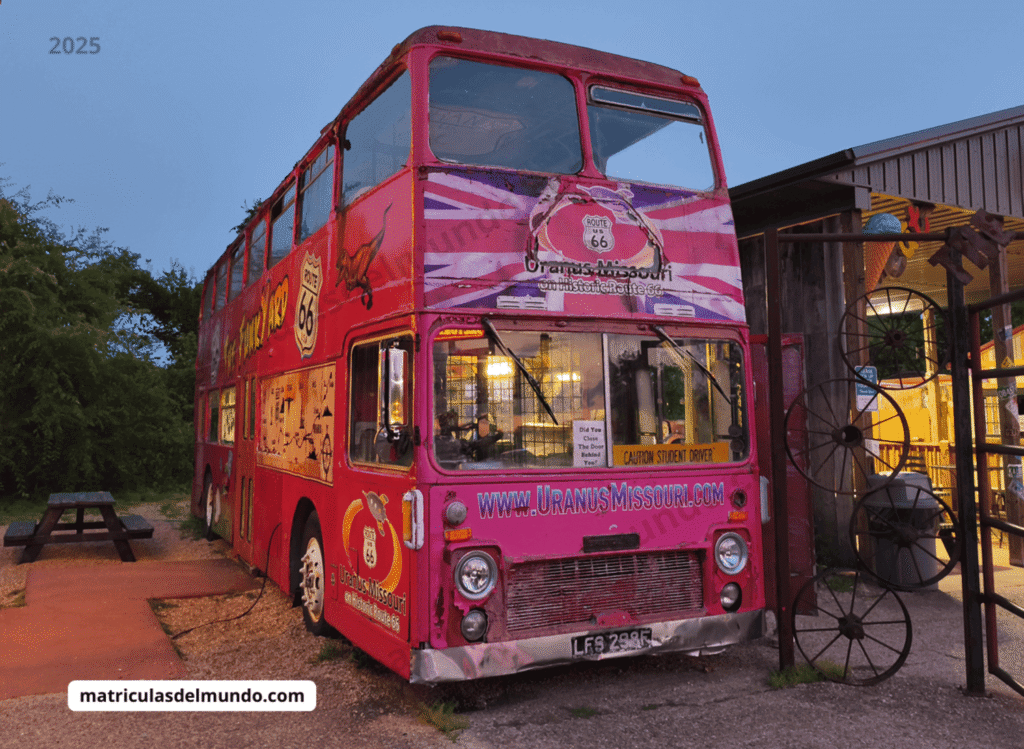 Autobús rojo de dos pisos con matrícula británica en Missouri