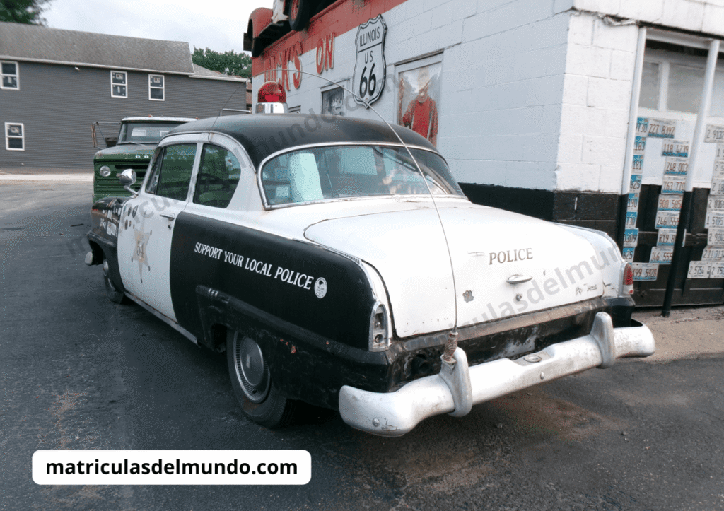 Antiguo coche de policía en una casa de la Ruta 66 en Illinois