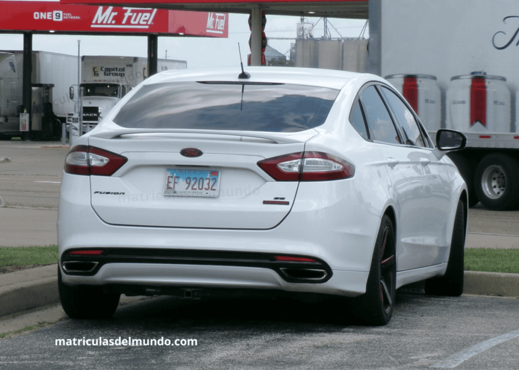 Ford Fusión blanco con matrícula de Illinois