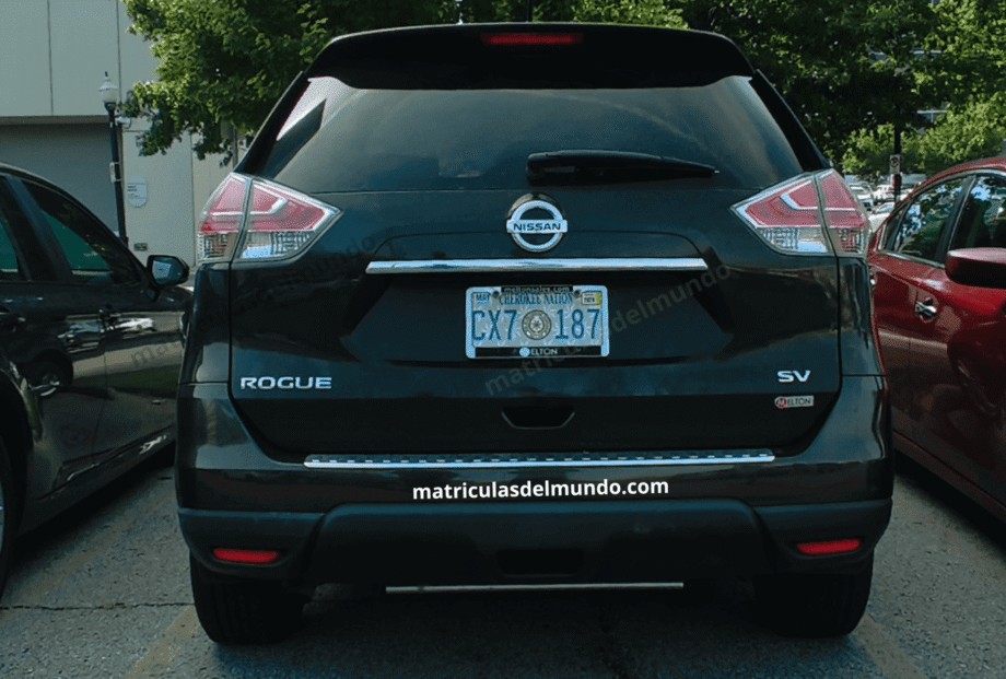 Nissan Rogue negro con matrícula de los nativos americanos Cherokee