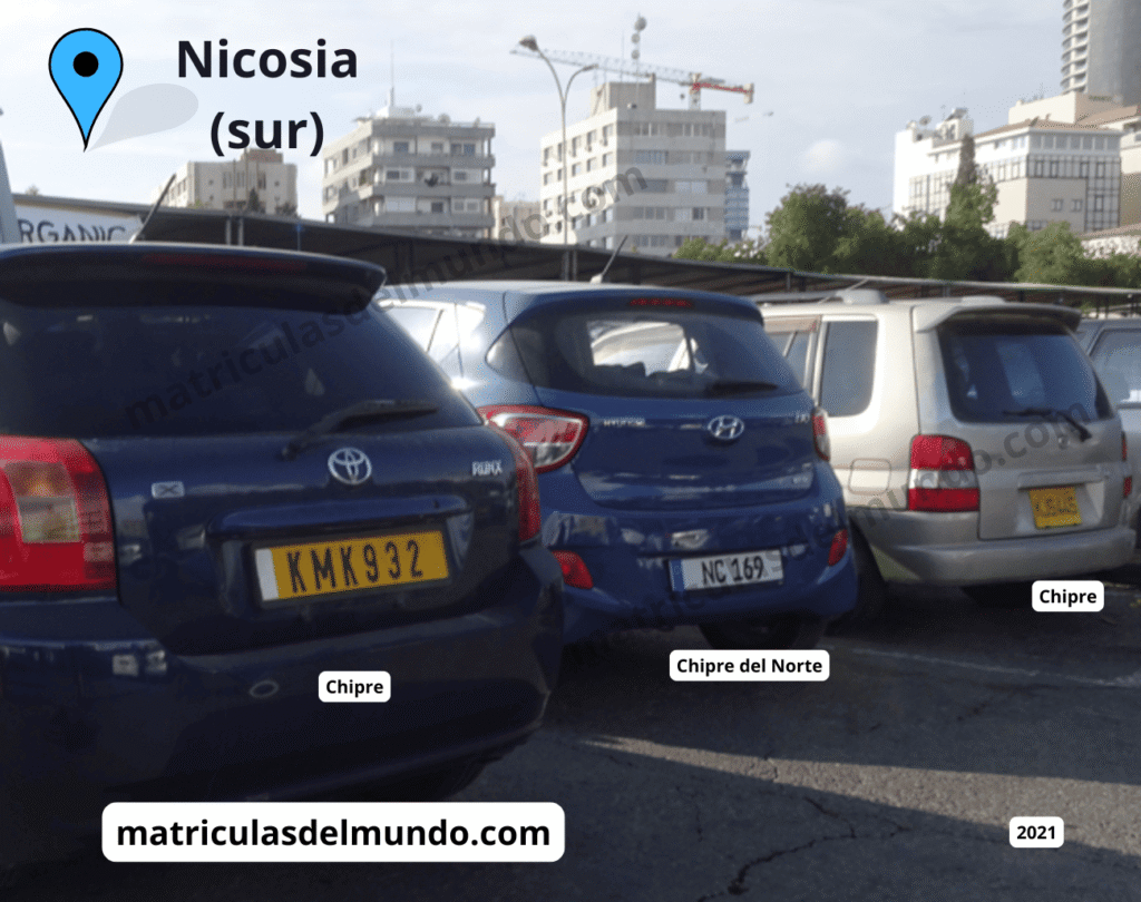 Fotografía de coches con matrículas de Chipre y de Chipre del Norte en una calle de la zona sur de la capital Nicosia