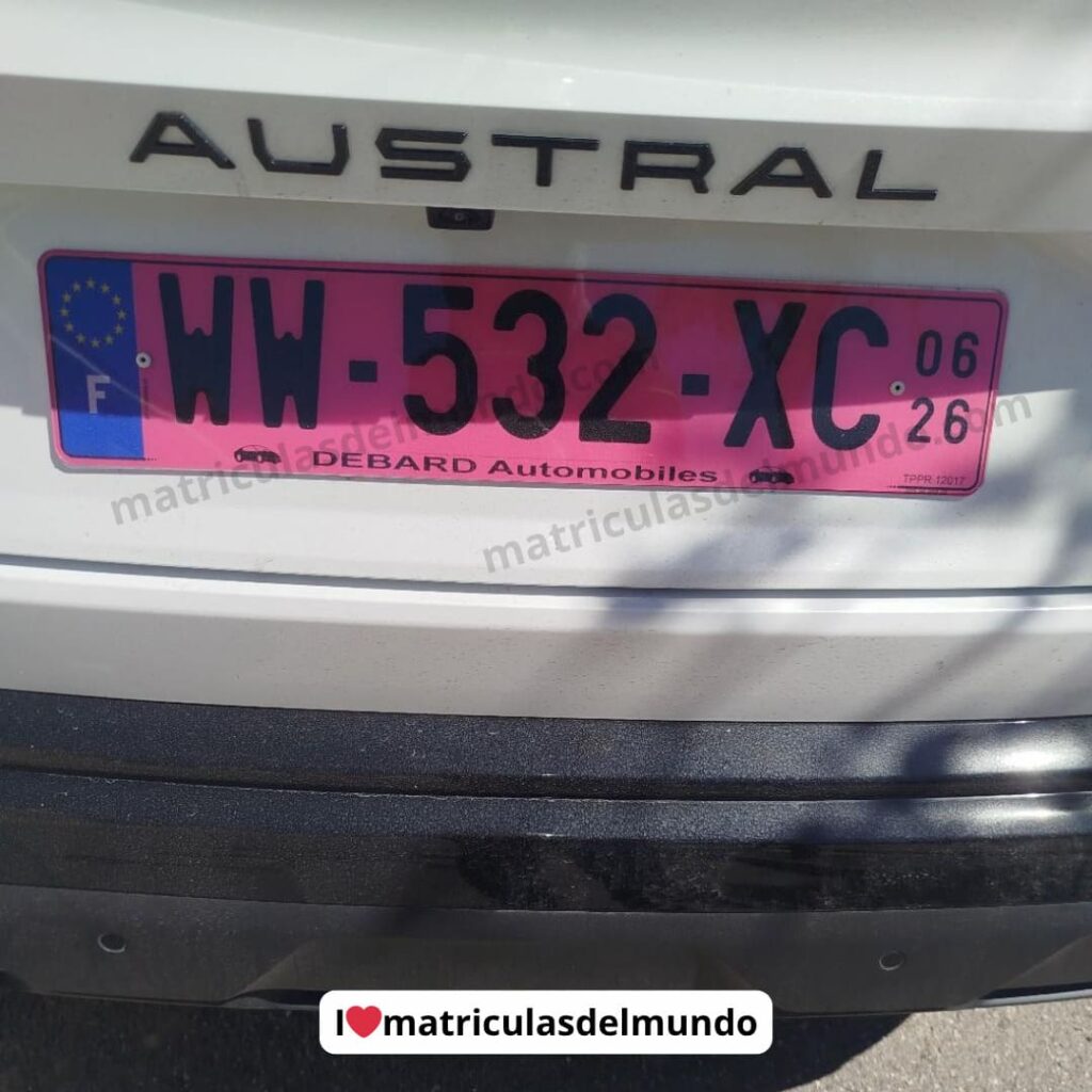Vehiculo francés con matricula rosa de francia WW