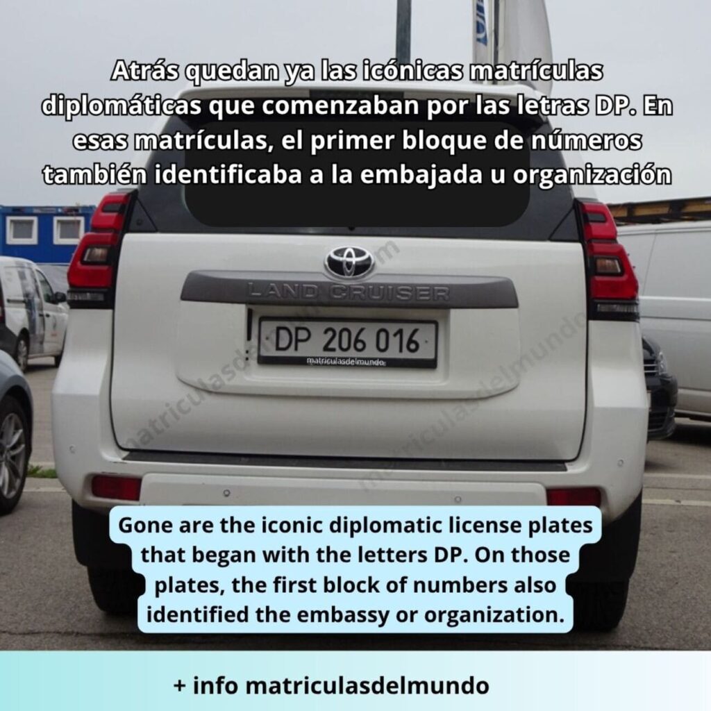 Toyota blanco con placa de matrícula del antiguo sistema del cuerpo diplomático de Ucrania